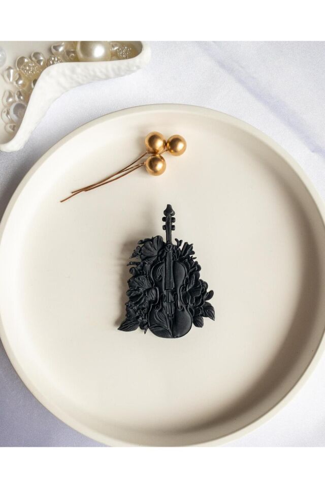 BeuBella Melody Bloom Siyah Broş – Çiçekli Keman El Yapımı Tasarım – Hafif Şık Aksesuar