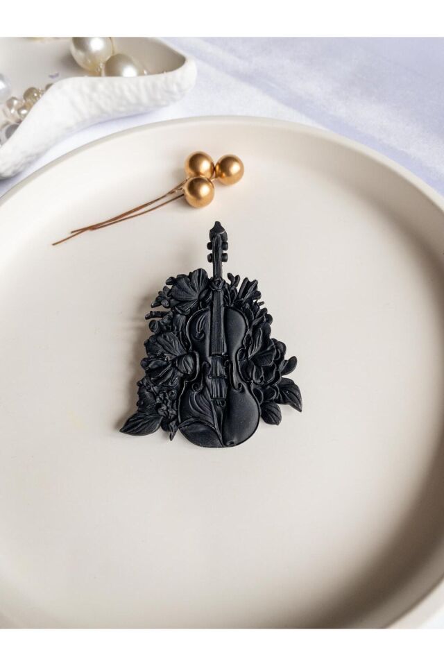 BeuBella Melody Bloom Siyah Broş – Çiçekli Keman El Yapımı Tasarım – Hafif Şık Aksesuar