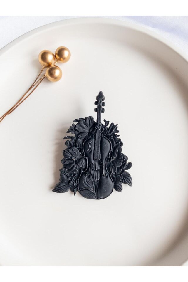 BeuBella Melody Bloom Siyah Broş – Çiçekli Keman El Yapımı Tasarım – Hafif Şık Aksesuar