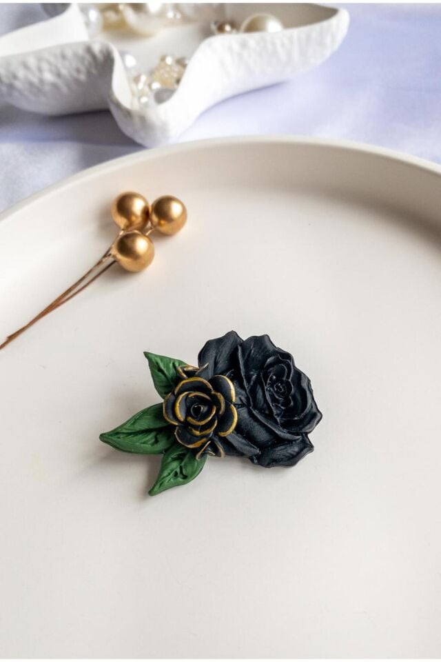 BeuBella Nocturne Rose Siyah Gül Broş – El Yapımı Polimer Kil Tasarım – Zarif Hafif Aksesuar