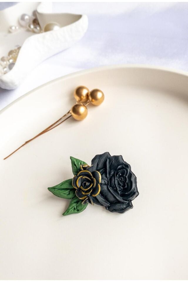BeuBella Nocturne Rose Siyah Gül Broş – El Yapımı Polimer Kil Tasarım – Zarif Hafif Aksesuar