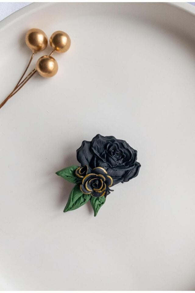 BeuBella Nocturne Rose Siyah Gül Broş – El Yapımı Polimer Kil Tasarım – Zarif Hafif Aksesuar