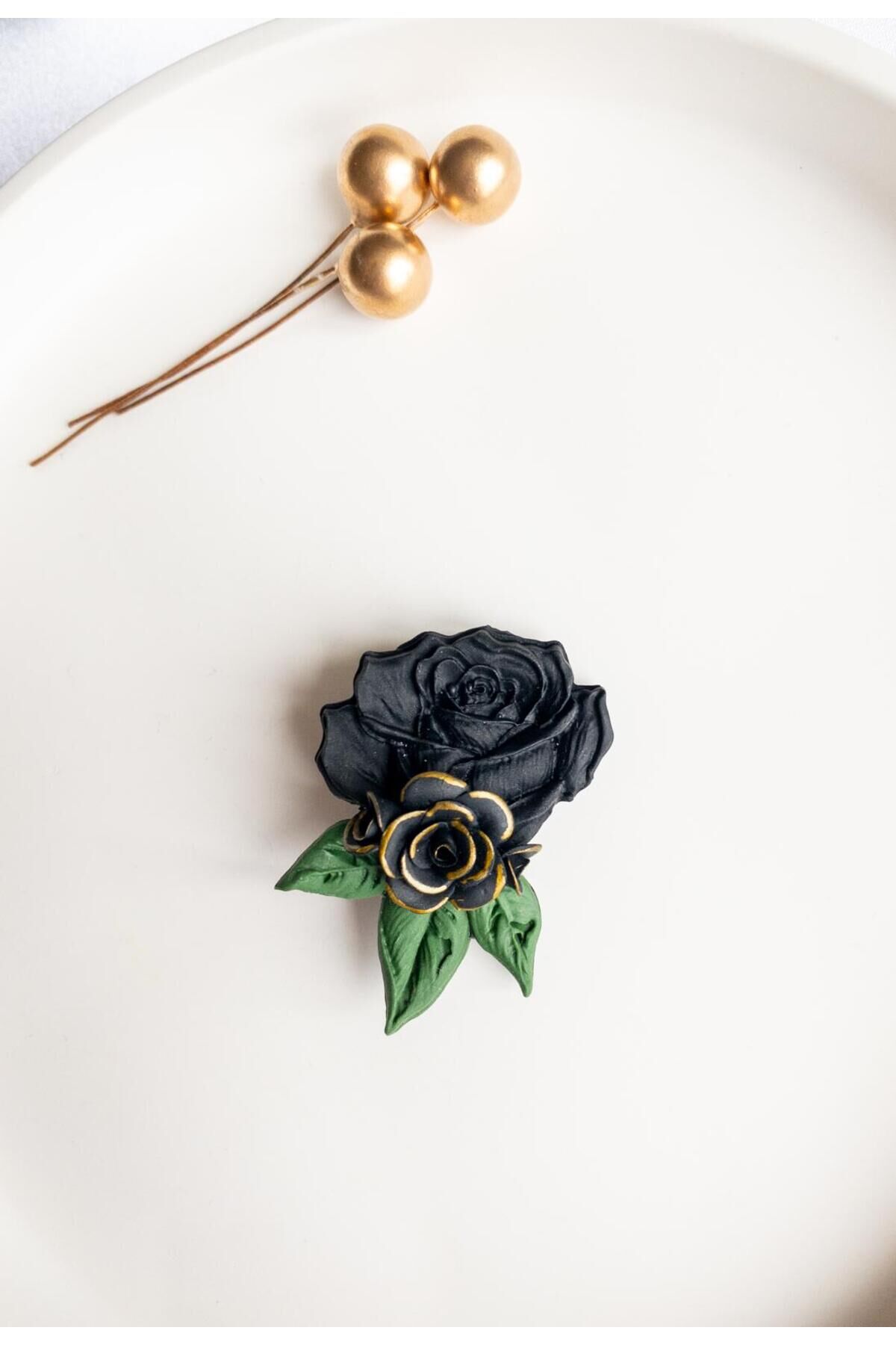 BeuBella Nocturne Rose Siyah Gül Broş – El Yapımı Polimer Kil Tasarım – Zarif Hafif Aksesuar