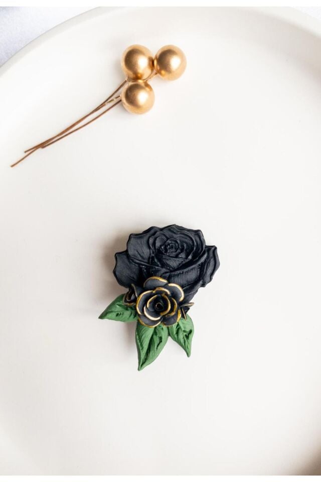 BeuBella Nocturne Rose Siyah Gül Broş – El Yapımı Polimer Kil Tasarım – Zarif Hafif Aksesuar