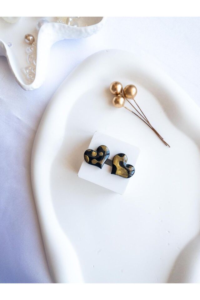 BeuBella Siyah Kalp Küpe – Gold Desenli Reçineli Polimer Kil – Çelik Antialerjik