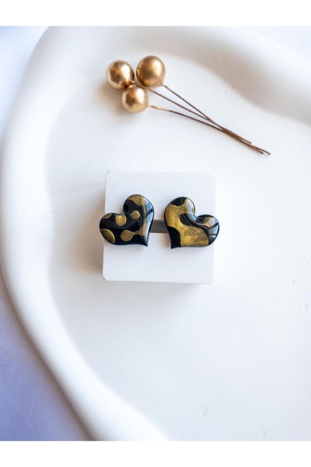 BeuBella Siyah Kalp Küpe – Gold Desenli Reçineli Polimer Kil – Çelik Antialerjik