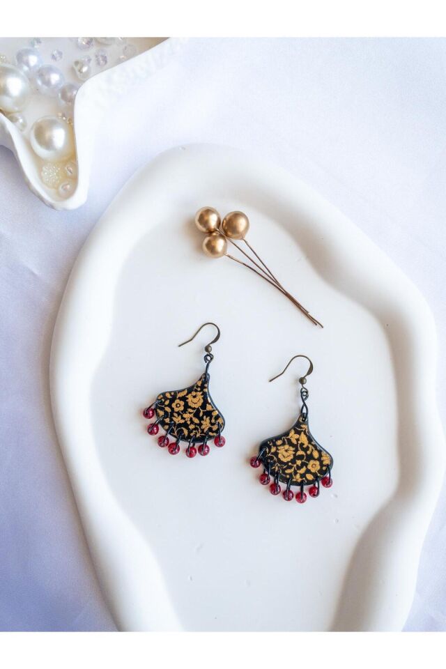 Siyah Gold Desenli Küpe – El Yapımı Polimer Kil – Kırmızı Cam Boncuk Detaylı