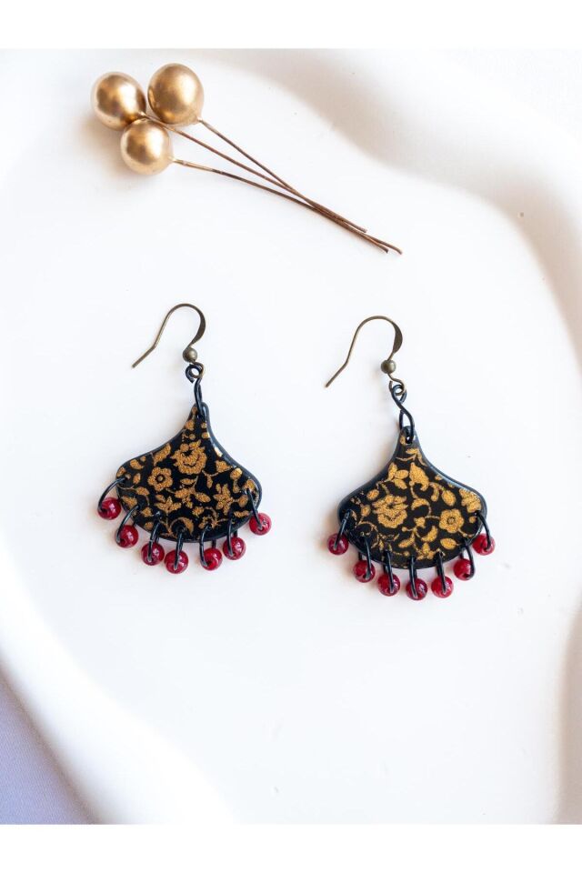 Siyah Gold Desenli Küpe – El Yapımı Polimer Kil – Kırmızı Cam Boncuk Detaylı