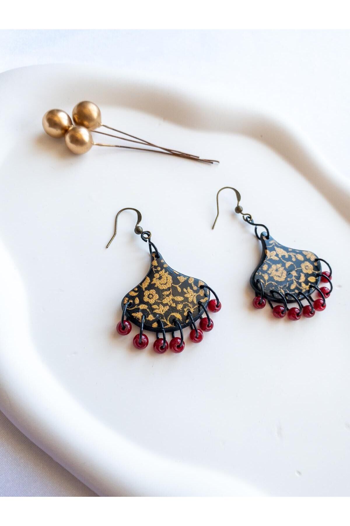 Siyah Gold Desenli Küpe – El Yapımı Polimer Kil – Kırmızı Cam Boncuk Detaylı