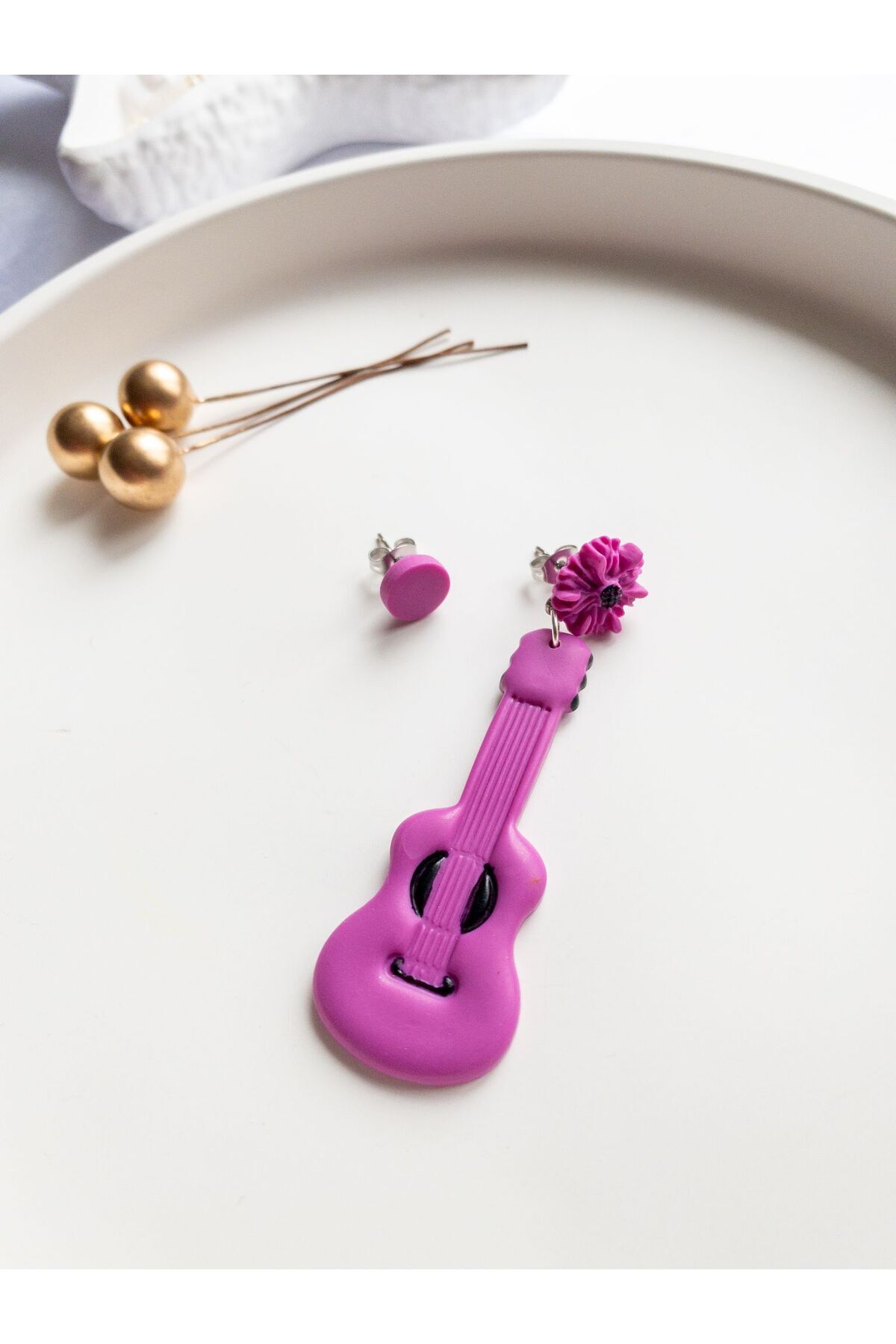 Özel Tasarım Polimer Kil Mor Çiçek Detay Gitar Küpe
