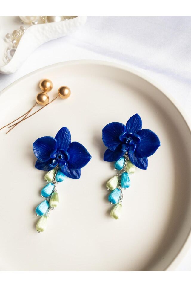 Mavi Orkide Desenli El Yapımı Küpe – Hafif Tasarım – Çelik Çivi & 925 Gümüş Bağlantı