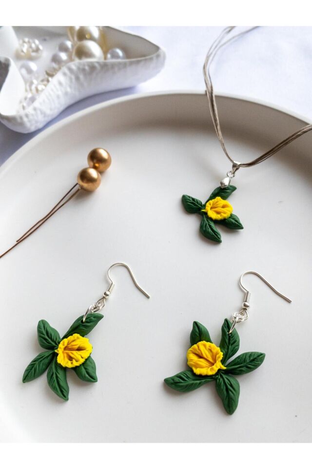 El Yapımı Sarı Çiçekli Takı Seti – Gümüş Küpe & Kolye – Antialerjik Tasarım