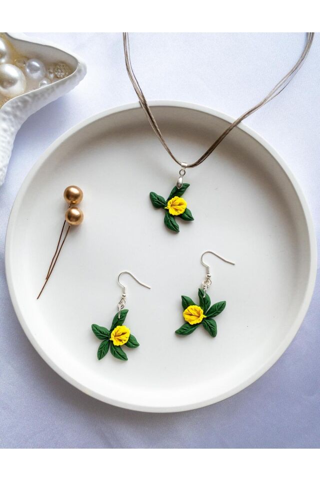 El Yapımı Sarı Çiçekli Takı Seti – Gümüş Küpe & Kolye – Antialerjik Tasarım