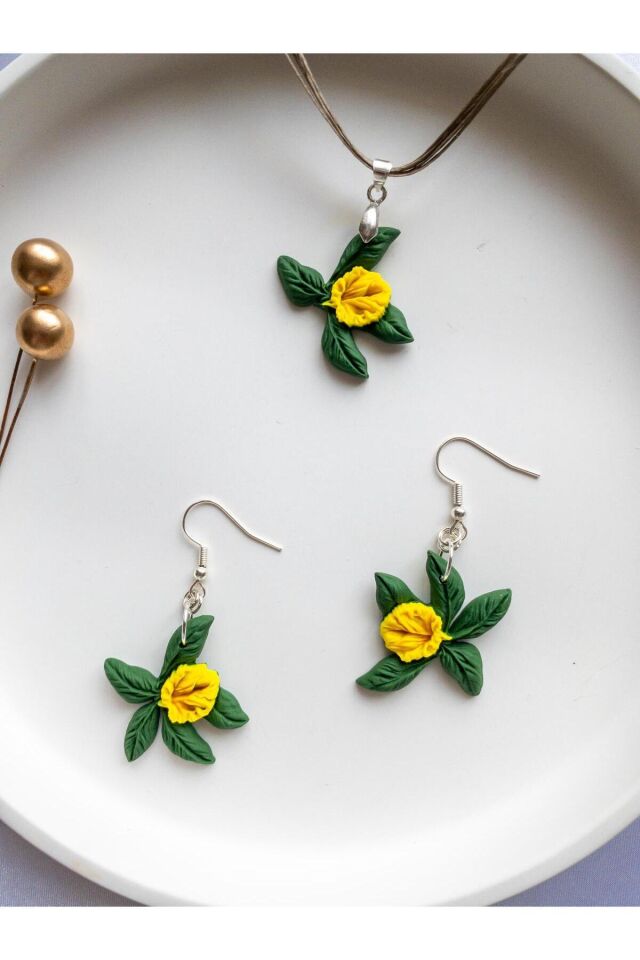 El Yapımı Sarı Çiçekli Takı Seti – Gümüş Küpe & Kolye – Antialerjik Tasarım