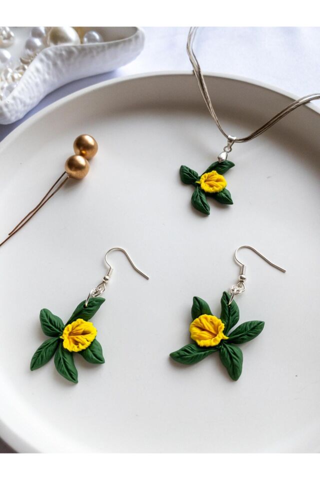 El Yapımı Sarı Çiçekli Takı Seti – Gümüş Küpe & Kolye – Antialerjik Tasarım