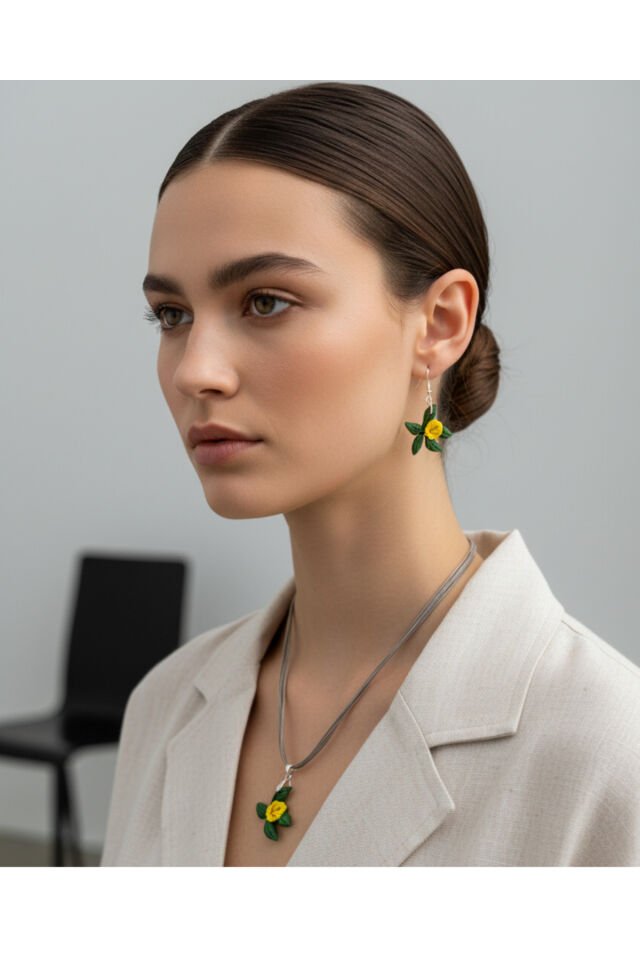 El Yapımı Sarı Çiçekli Takı Seti – Gümüş Küpe & Kolye – Antialerjik Tasarım