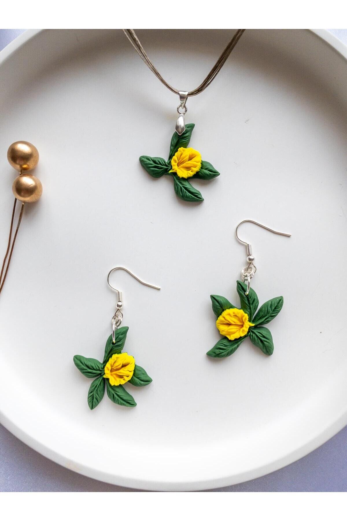 El Yapımı Sarı Çiçekli Takı Seti – Gümüş Küpe & Kolye – Antialerjik Tasarım