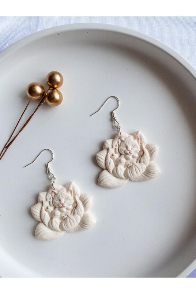 BeuBella El Yapımı Lotus & Yavru Kedi Figürlü Küpe – Beyaz Polimer Kil – Gümüş – Antialerjik