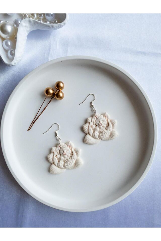 BeuBella El Yapımı Lotus & Yavru Kedi Figürlü Küpe – Beyaz Polimer Kil – Gümüş – Antialerjik