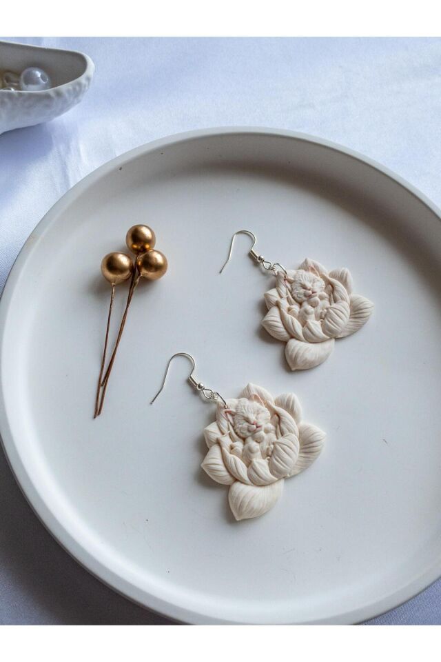 BeuBella El Yapımı Lotus & Yavru Kedi Figürlü Küpe – Beyaz Polimer Kil – Gümüş – Antialerjik