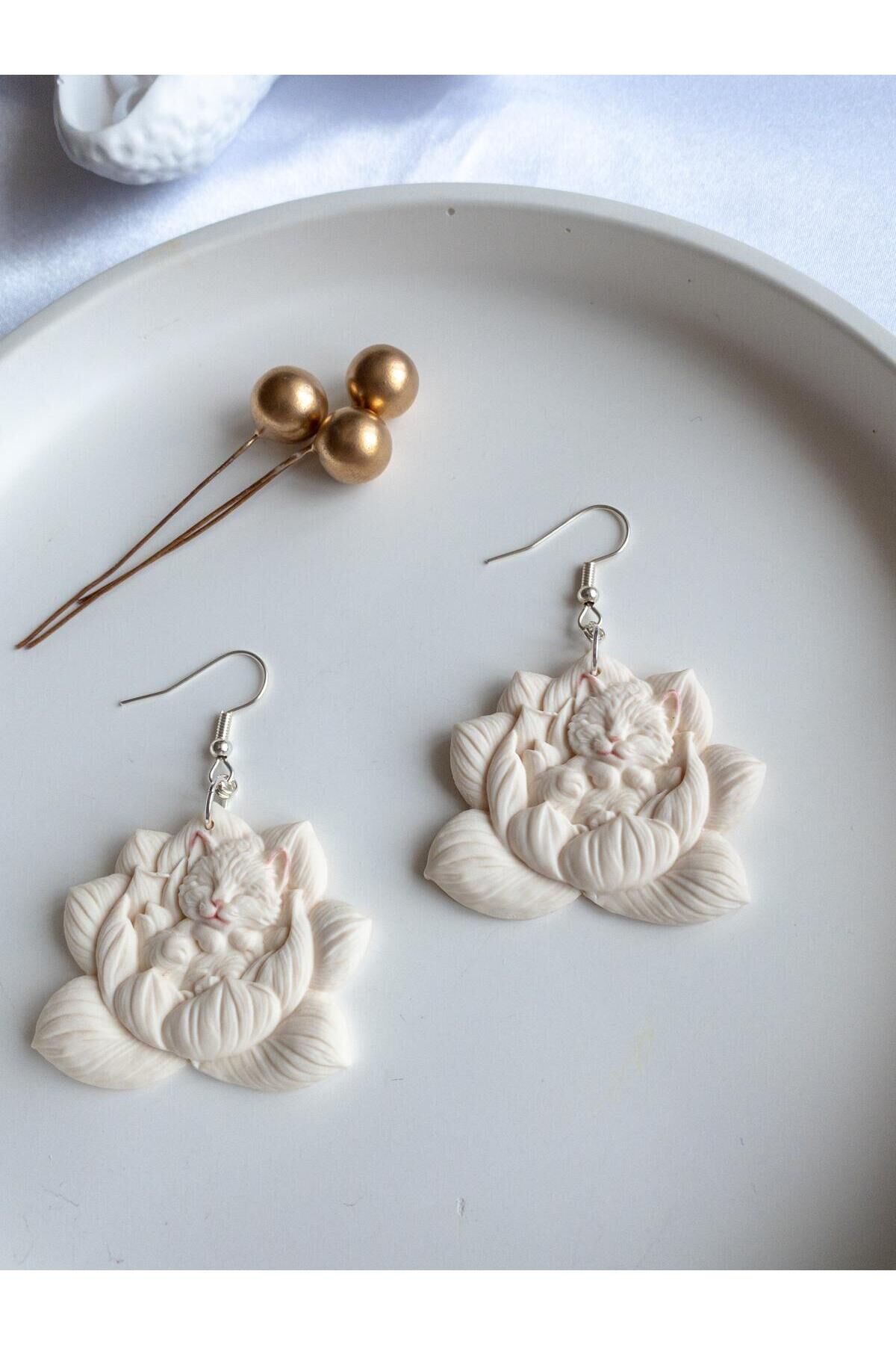 BeuBella El Yapımı Lotus & Yavru Kedi Figürlü Küpe – Beyaz Polimer Kil – Gümüş – Antialerjik