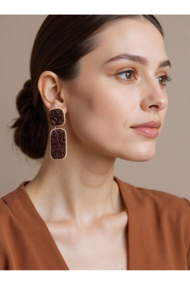 Kahverengi Polimer Kil Küpe – Çiçek Dokulu Geometrik Tasarım – Antialerjik Küpe