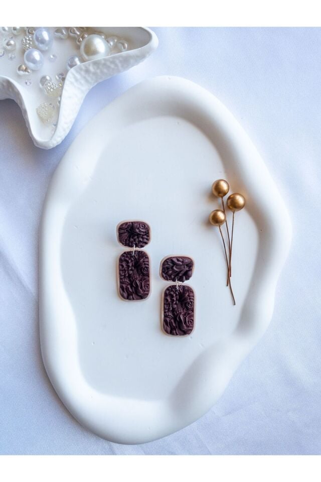 Kahverengi Polimer Kil Küpe – Çiçek Dokulu Geometrik Tasarım – Antialerjik Küpe