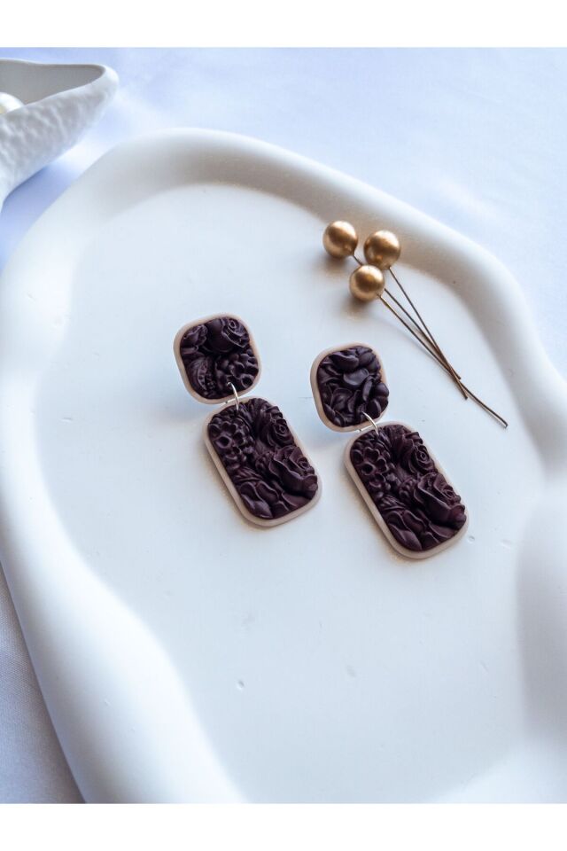 Kahverengi Polimer Kil Küpe – Çiçek Dokulu Geometrik Tasarım – Antialerjik Küpe