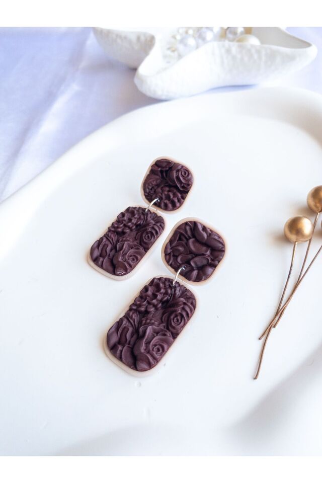 Kahverengi Polimer Kil Küpe – Çiçek Dokulu Geometrik Tasarım – Antialerjik Küpe