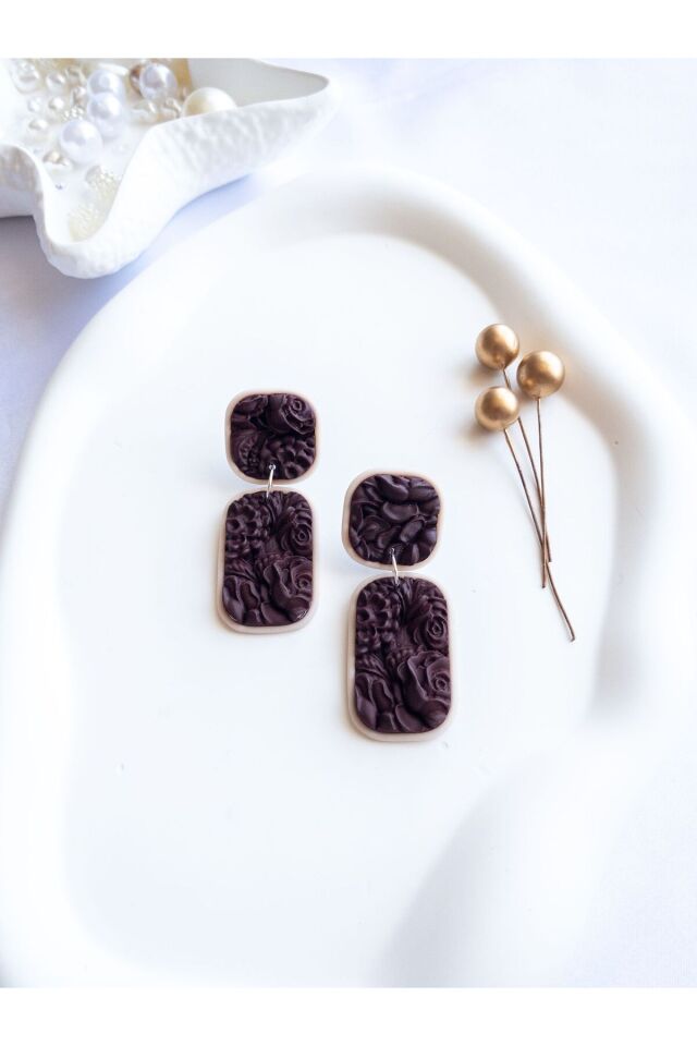 Kahverengi Polimer Kil Küpe – Çiçek Dokulu Geometrik Tasarım – Antialerjik Küpe