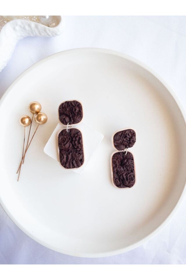 Kahverengi Polimer Kil Küpe – Çiçek Dokulu Geometrik Tasarım – Antialerjik Küpe