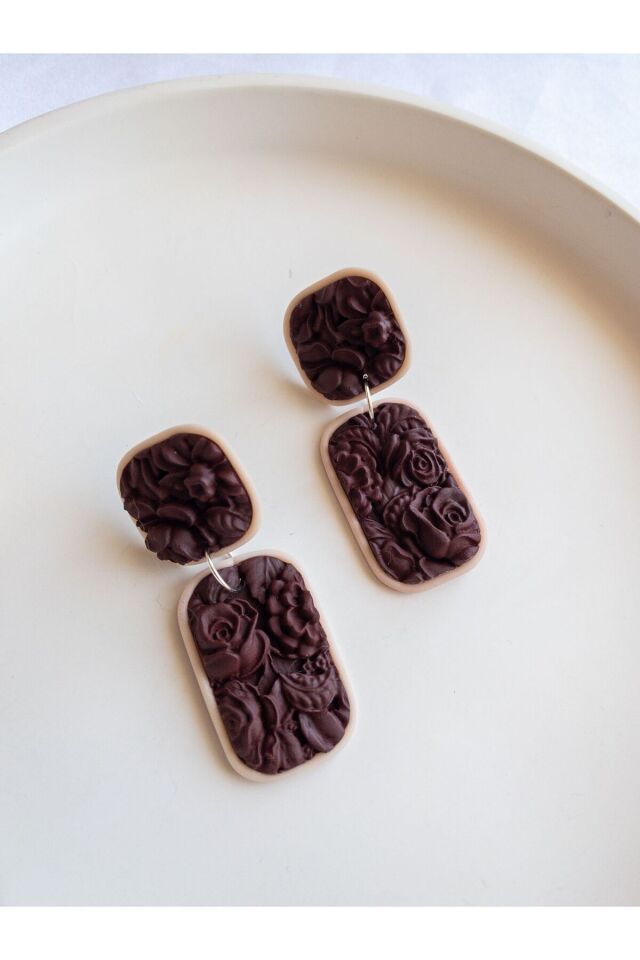 Kahverengi Polimer Kil Küpe – Çiçek Dokulu Geometrik Tasarım – Antialerjik Küpe