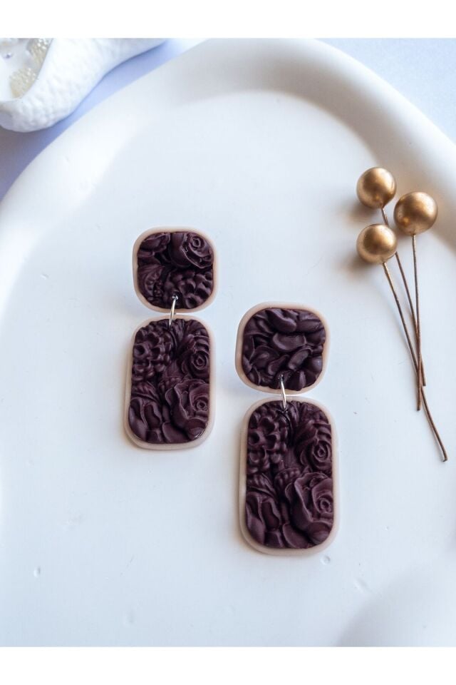 Kahverengi Polimer Kil Küpe – Çiçek Dokulu Geometrik Tasarım – Antialerjik Küpe