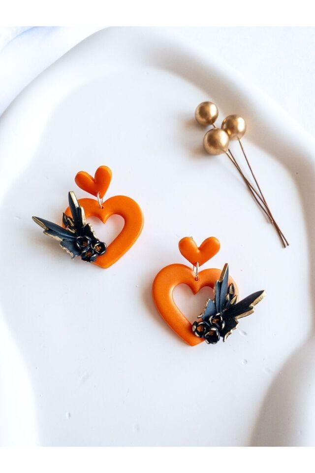 Turuncu Kalp Küpe – El Yapımı Polimer Kil, Çelik Antialerjik Çivi, 925 Gümüş Halkalı Zarif Takı