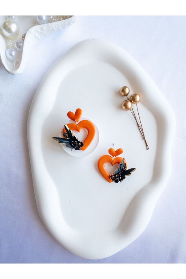 Turuncu Kalp Küpe – El Yapımı Polimer Kil, Çelik Antialerjik Çivi, 925 Gümüş Halkalı Zarif Takı