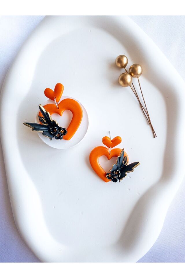 Turuncu Kalp Küpe – El Yapımı Polimer Kil, Çelik Antialerjik Çivi, 925 Gümüş Halkalı Zarif Takı