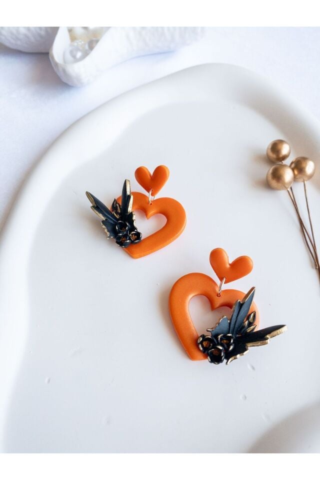 Turuncu Kalp Küpe – El Yapımı Polimer Kil, Çelik Antialerjik Çivi, 925 Gümüş Halkalı Zarif Takı