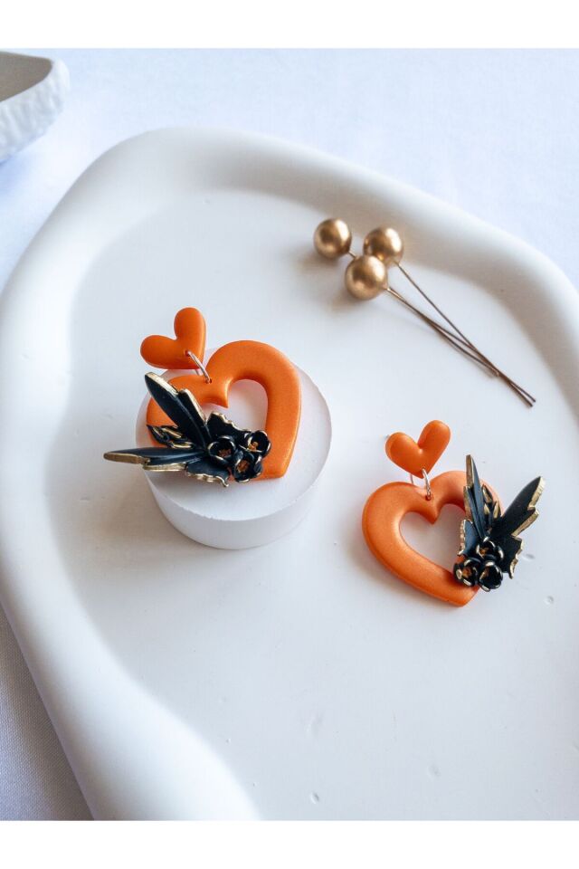 Turuncu Kalp Küpe – El Yapımı Polimer Kil, Çelik Antialerjik Çivi, 925 Gümüş Halkalı Zarif Takı