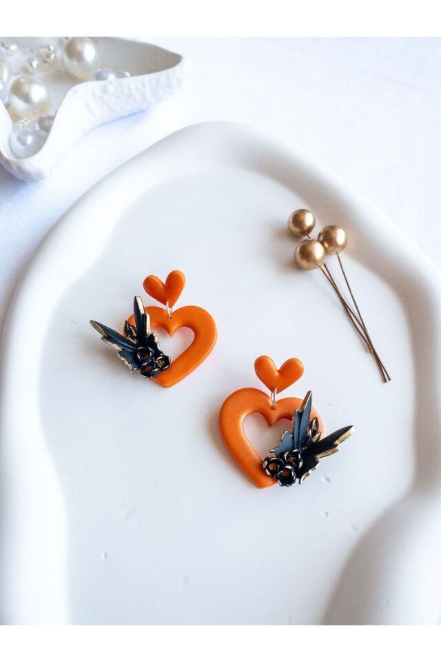 Turuncu Kalp Küpe – El Yapımı Polimer Kil, Çelik Antialerjik Çivi, 925 Gümüş Halkalı Zarif Takı