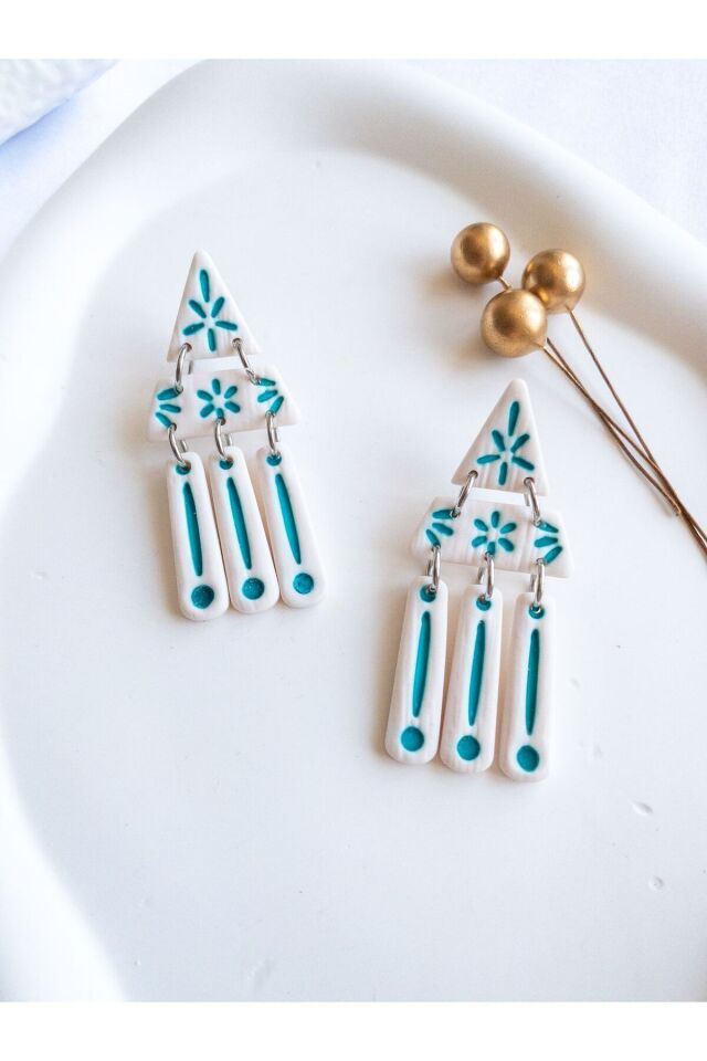 Beyaz Mavi Geometrik Küpe – El Yapımı Polimer Kil, Çelik Antialerjik Çivi, Hafif ve Zarif Takı