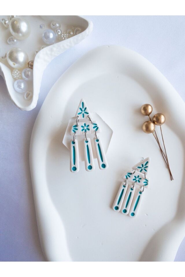 Beyaz Mavi Geometrik Küpe – El Yapımı Polimer Kil, Çelik Antialerjik Çivi, Hafif ve Zarif Takı