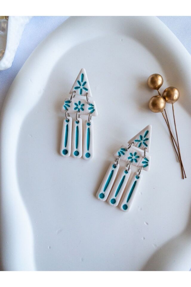 Beyaz Mavi Geometrik Küpe – El Yapımı Polimer Kil, Çelik Antialerjik Çivi, Hafif ve Zarif Takı