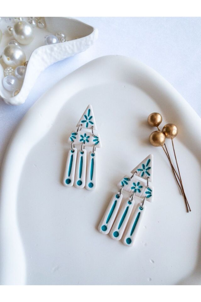 Beyaz Mavi Geometrik Küpe – El Yapımı Polimer Kil, Çelik Antialerjik Çivi, Hafif ve Zarif Takı