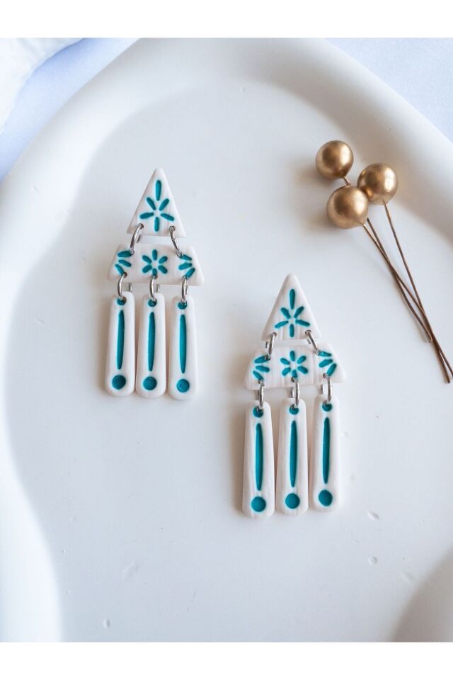 Beyaz Mavi Geometrik Küpe – El Yapımı Polimer Kil, Çelik Antialerjik Çivi, Hafif ve Zarif Takı