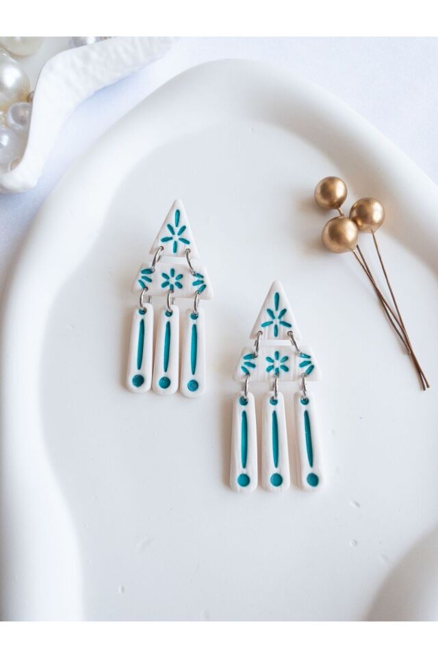 Beyaz Mavi Geometrik Küpe – El Yapımı Polimer Kil, Çelik Antialerjik Çivi, Hafif ve Zarif Takı