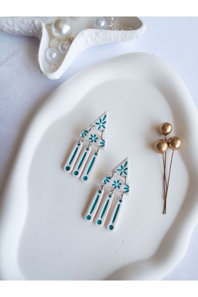 Beyaz Mavi Geometrik Küpe – El Yapımı Polimer Kil, Çelik Antialerjik Çivi, Hafif ve Zarif Takı