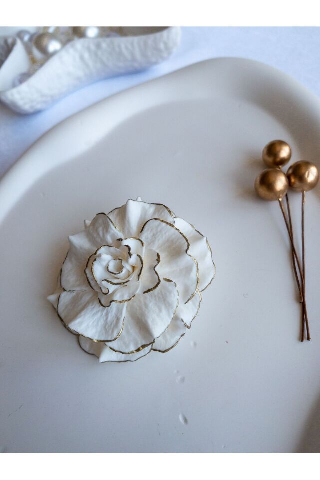 Beyaz Gül Broş – El Yapımı Polimer Kil, Gold Yaldızlı, Çelik İğneli, Zarif ve Şık Takı