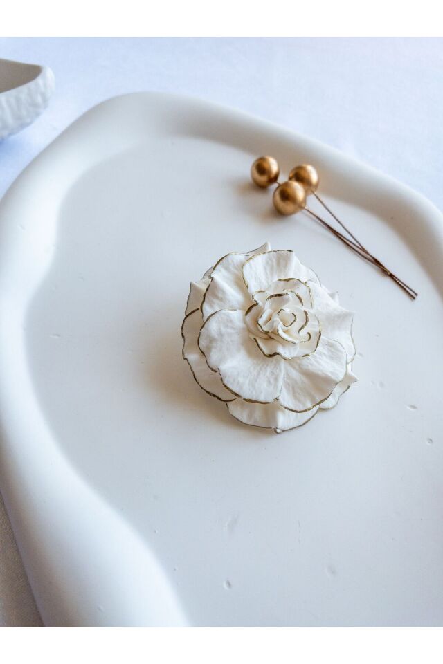 Beyaz Gül Broş – El Yapımı Polimer Kil, Gold Yaldızlı, Çelik İğneli, Zarif ve Şık Takı