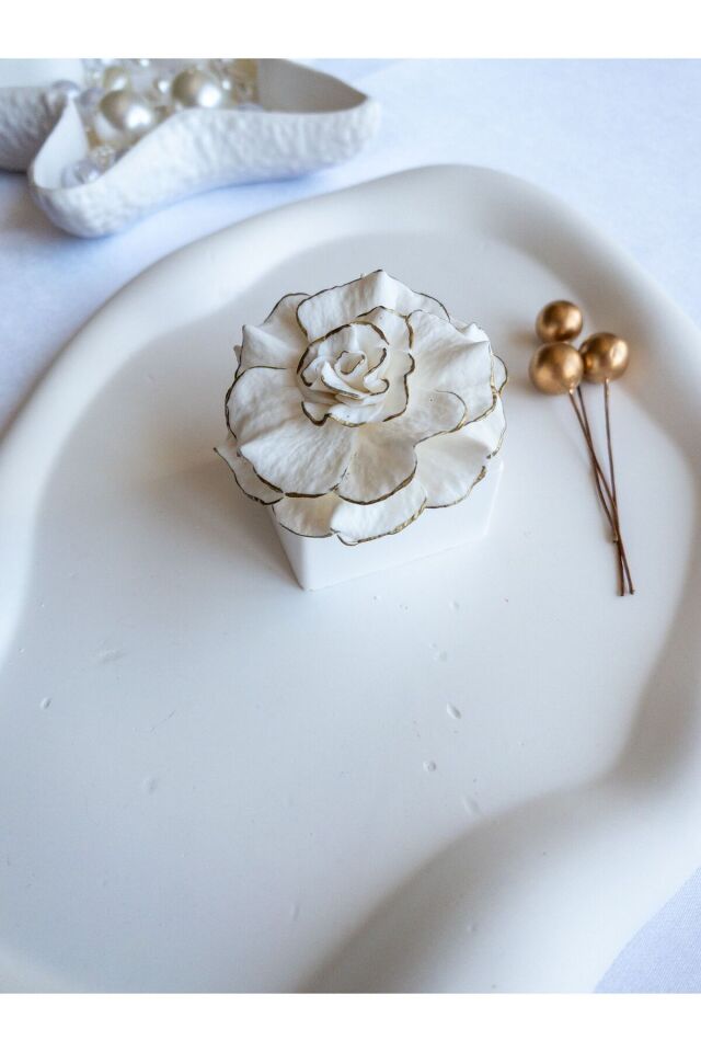 Beyaz Gül Broş – El Yapımı Polimer Kil, Gold Yaldızlı, Çelik İğneli, Zarif ve Şık Takı