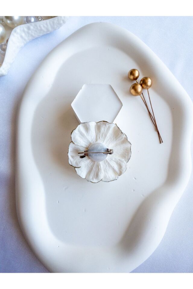 Beyaz Gül Broş – El Yapımı Polimer Kil, Gold Yaldızlı, Çelik İğneli, Zarif ve Şık Takı